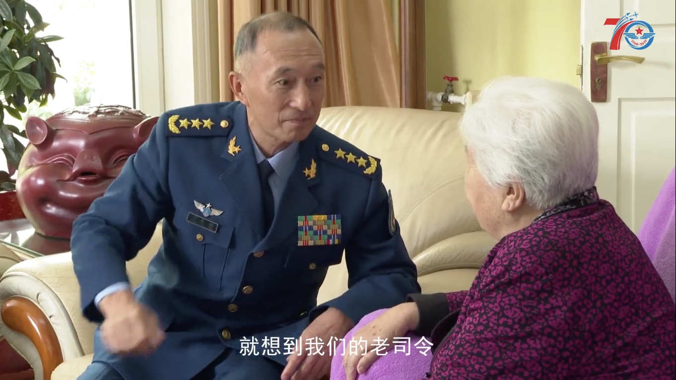 【政事儿】空军司令员丁来杭,政委于忠福专程上门看望这位老人