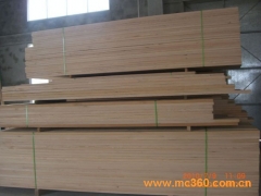 供应实木辐射松方木 烘干板材  建筑木方图1