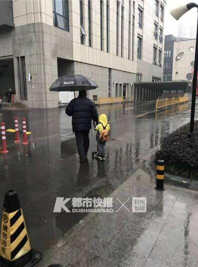 幼儿园门口停几十辆滑板车 网友:抢车位从娃娃抓起