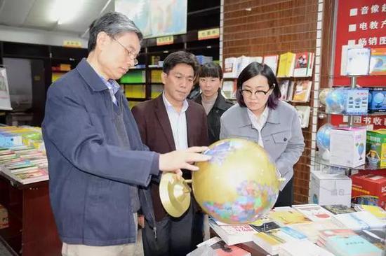 ▲资料图片：2017年，全覆盖排查整治“问题地图”专项行动第四巡查组在焦作新华书店巡查。（河南省测绘地理信息局网站）