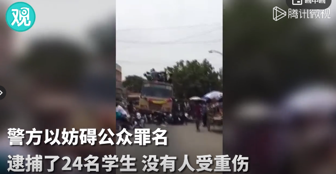 正在公交车顶庆祝，突然一个刹车…