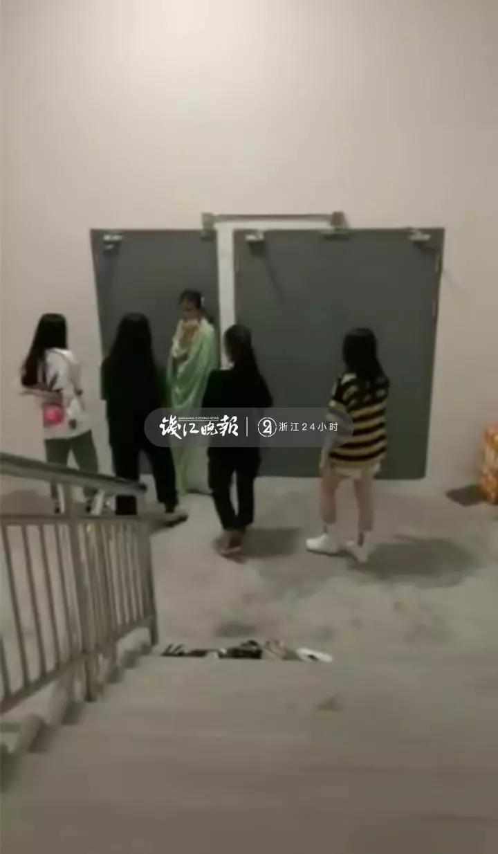 女生被4名陌生女孩暴打1小时 打人者笑称上了新闻