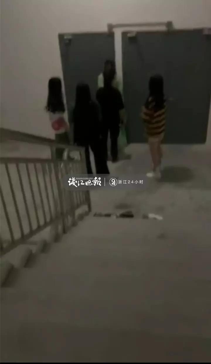 女生被4名陌生女孩暴打1小时 打人者笑称上了新闻