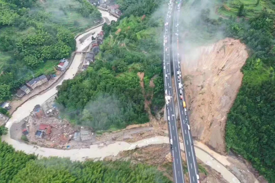 利奇马过境惊魂一夜：村民称从没见过这么大台风