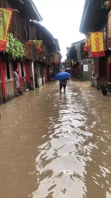 利奇马过境惊魂一夜：村民称从没见过这么大台风