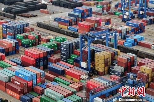 资料图：航拍江苏连云港一处集装箱货运码头。中新社记者 泱波 摄