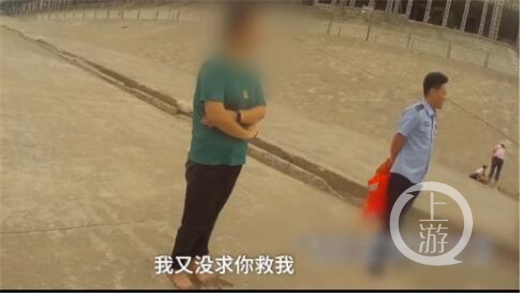 救起落水女子却被怼“没求你救我” 警察称不委屈