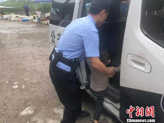 图为：民警将小孩送回 黄岩公安供图