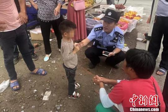 图为：民警蹲下身子询问 黄岩公安供图