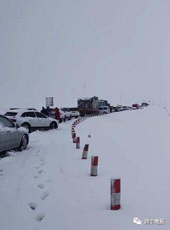 被大雪堵成串！千余车辆被困张掖至青海路段11小时