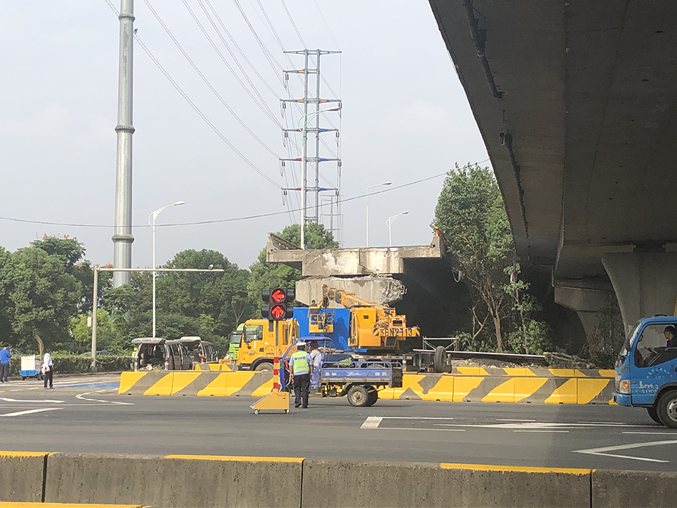 无锡垮桥被压空车车主:附近宾馆房客 事发时刚进门