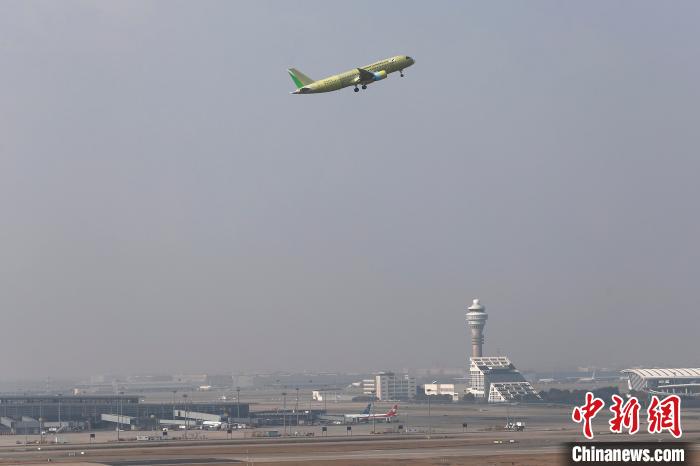 中国商飞C919大型客机106架机滑行。 殷立勤 摄