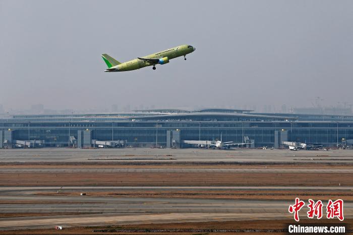 中国商飞C919大型客机106架机从浦东机场第四跑道起飞。 殷立勤 摄