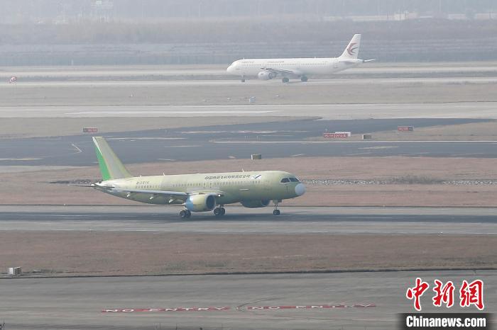 中国商飞C919大型客机106架机从浦东机场第四跑道起飞。 殷立勤 摄