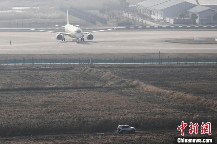 中国商飞C919大型客机106架机完成首次飞行