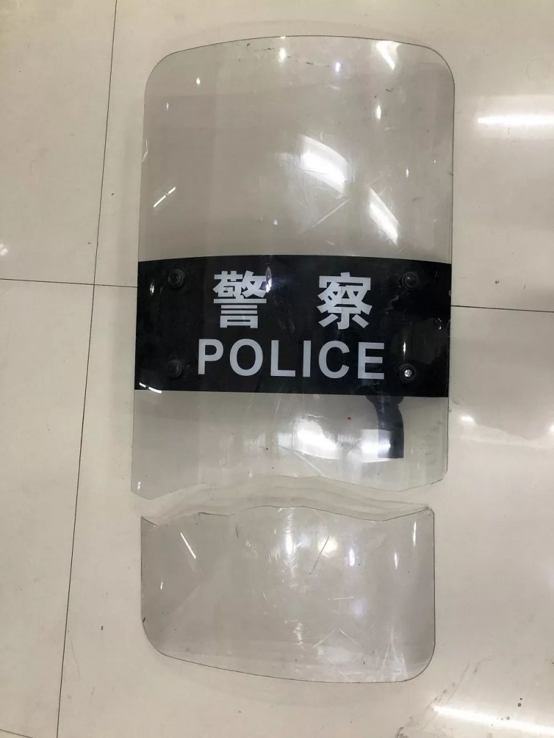  被砍断的警用盾牌