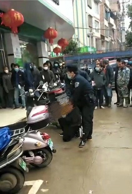 民警将抢劫嫌疑人当场控制。视频截图