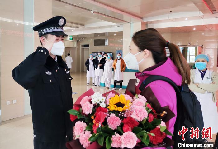 图为崆峒公安分局警犬训导员袁宏伟与支援武汉的妻子邢燕告别。 崆峒公安供图 摄