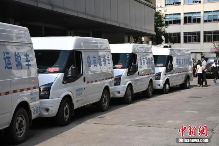 资料图：运输疫苗的车队从云南省疾控中心出发。中新社记者 刘冉阳 摄