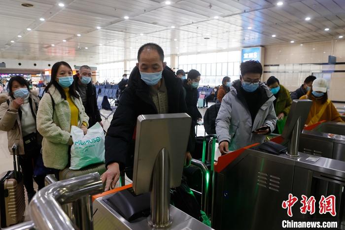 1月31日，旅客在铁路上海站验票上车。当日，记者从中国国家铁路集团有限公司获悉，1月28日、29日和30日，春运前三天，全国铁路发送旅客分别为308万、283万和296万人次，仅为去年同期水平的四分之一左右。 中新社记者 殷立勤 摄